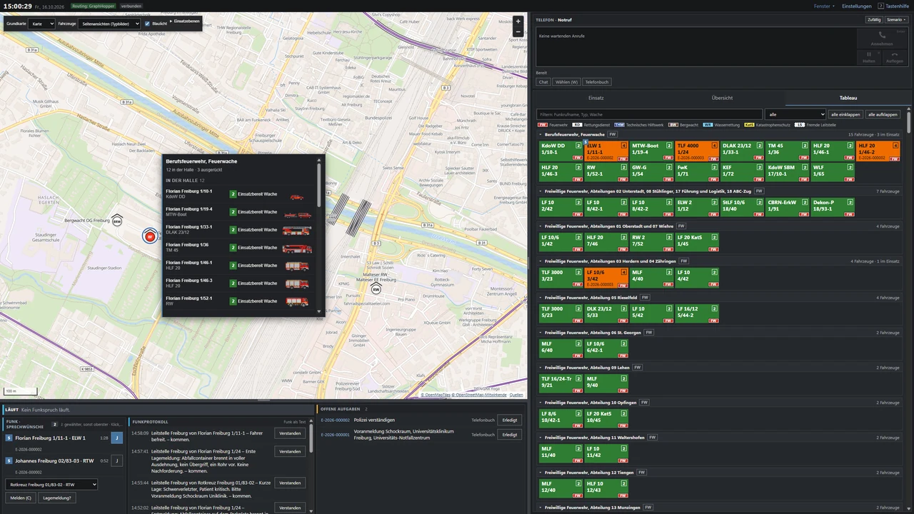 Wachenfenster der Berufsfeuerwehr auf der Karte mit den Fahrzeugen in der Halle und ihren Bildern, rechts das Tableau mit allen Fahrzeugen als Kacheln in ihren Statusfarben: grün einsatzbereit, orange am Einsatzort.